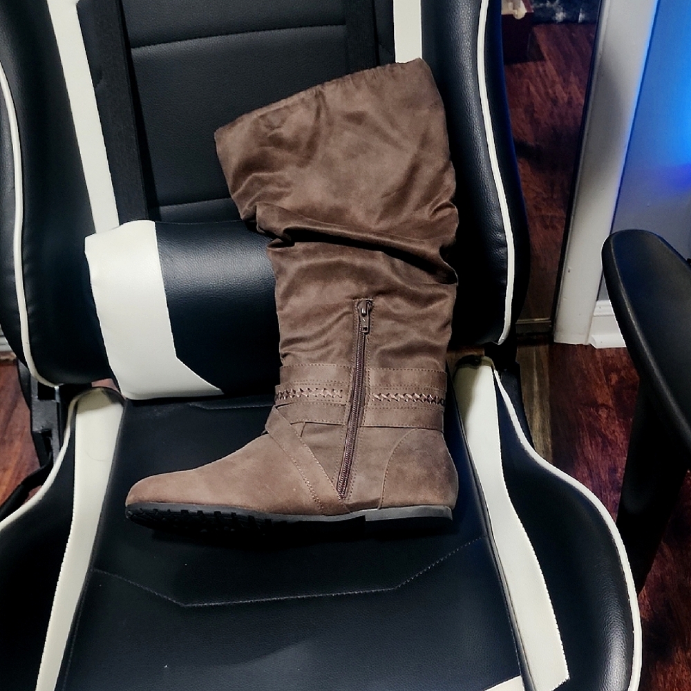 Brown Winter Suede Boots with Slouchy Design
